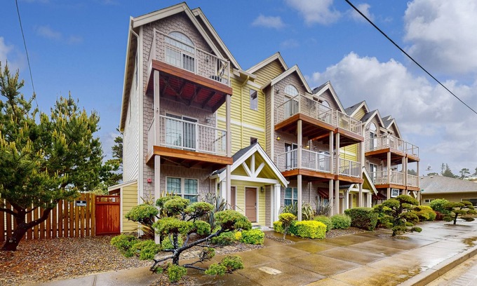 Lincoln City Casa | Dog-friendly townhouse near golf with beach access, fireplace, balcony & grill