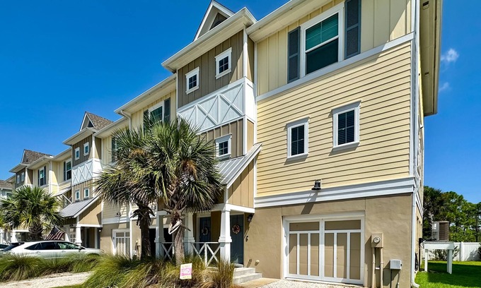 Ono Island Casa | Dog-friendly townhouse with private beach, hot tub, pool, tennis, golf, gym, AC