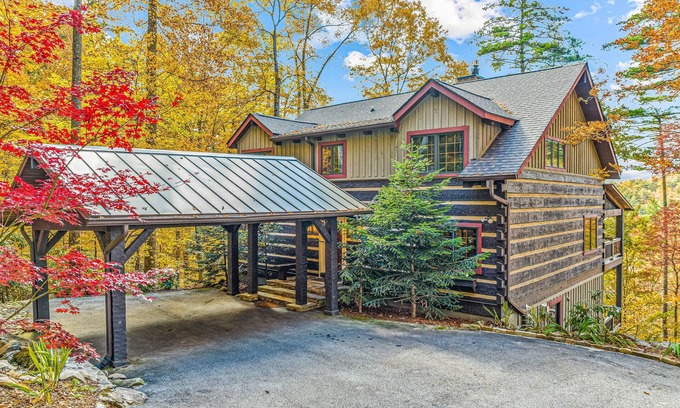 Sapphire Cabina | Dog-friendly, upscale cabin with gourmet kitchen, entertaining deck, & hot tub