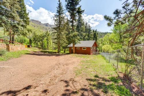 Cascade Casa | Dog Friendly Cabin with Yard and Mtn Views in Cascade