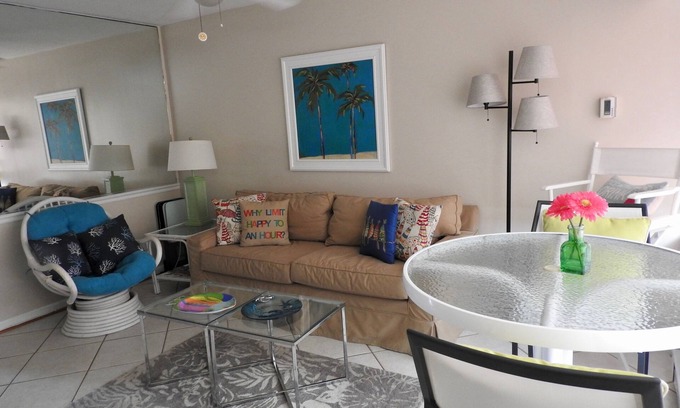 North Myrtle Beach Condominio | Admiten perros -NO escaleras -Pasos a la playa
