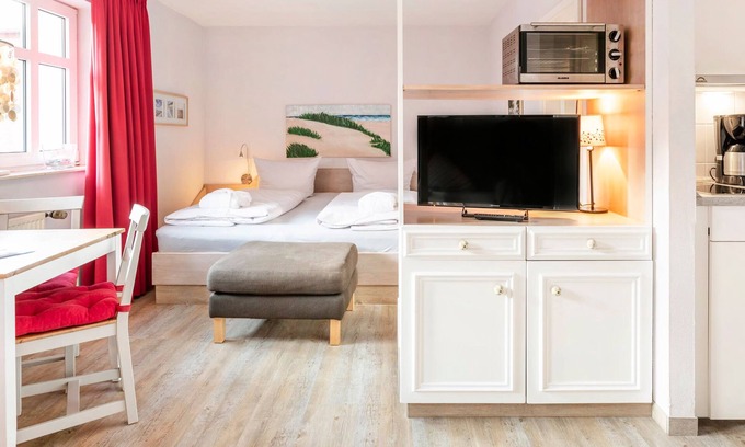 Juist Apartamento | Dog-friendly vacation apartment ideal for couples, with swimming pool and sauna.
