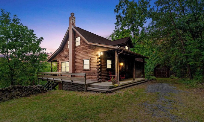 Baker Chalet De Esquí | Dog Friendly with Fire Pit and Yard by the River