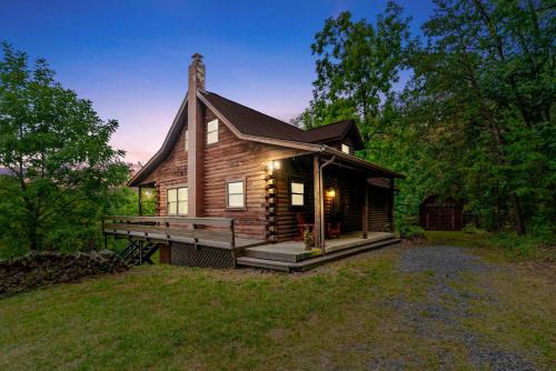 Baker Chalet De Esquí | Dog Friendly with Fire Pit and Yard by the River