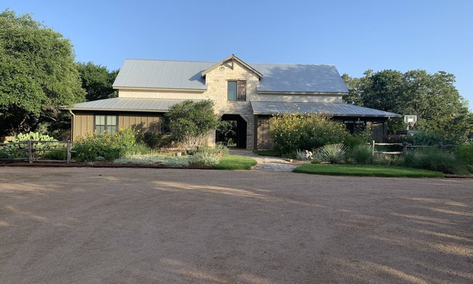 Kendall County Casa | Dog-Trot Home en 20 acres aislados con piscina y sala de juegos.