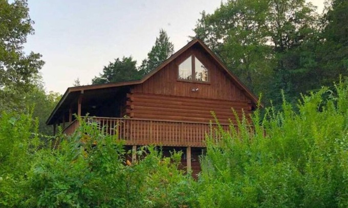 Eureka Springs Historic District Cabina | Dogwood Lodge- A beautiful three bedroom, two bath log cabin with Hot Tub! Hiking Trail & Cave on property!