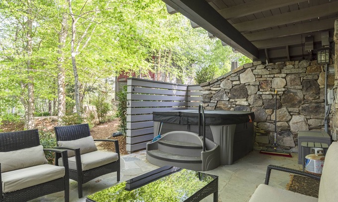 Cheshire Casa | Dogwood Treehouse: 2 dormitorios, 2 BA Cabaña / Bungalow en Black Mountain, para 5 personas