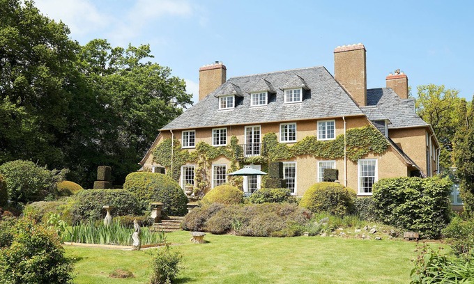 Trefnant Cabaña | Dolbelidr is a charming Grade II arts and crafts style house set in the beautiful vale of Clwyd, mak