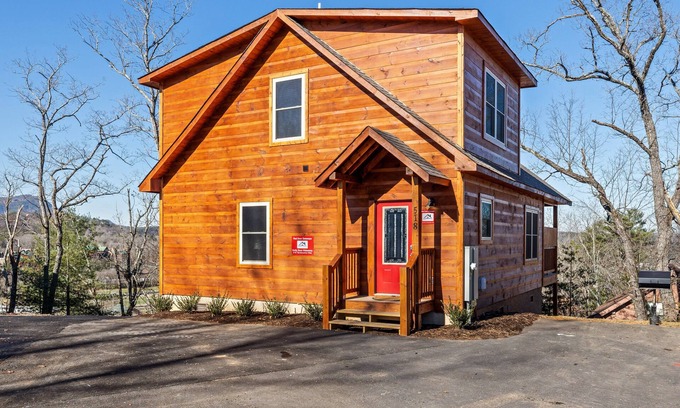 Pigeon Forge Cabina | Dolly Bear Hideaway is a beautiful log cabin located less than a mile from the Pigeon Forge strip!!