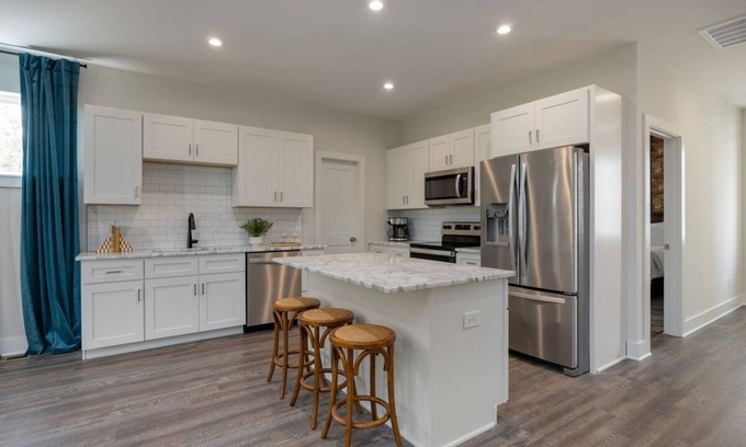 Whitebridge Casa | Dolly's Daydream - Rooftop Deck - Mins to Downtown – Sleeps 8