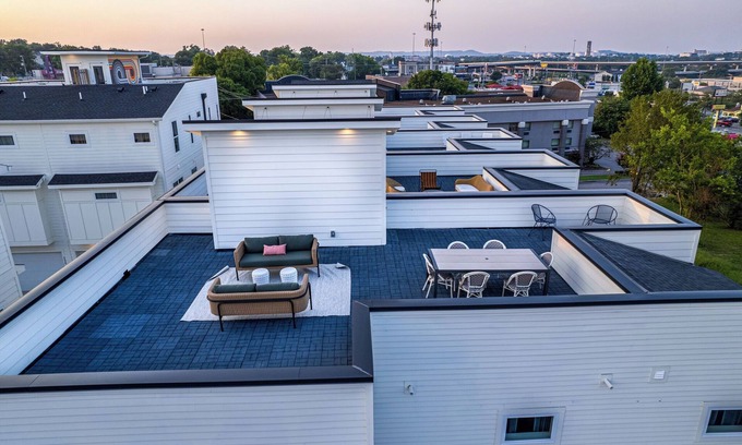 Whitebridge Casa | Dolly's Dreamhouse - Rooftop Deck - Mins to Downtown
