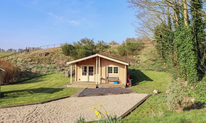 Louth Cabaña | DOLLY'S HIDEAWAY CABIN, pet friendly in Donington On Bain