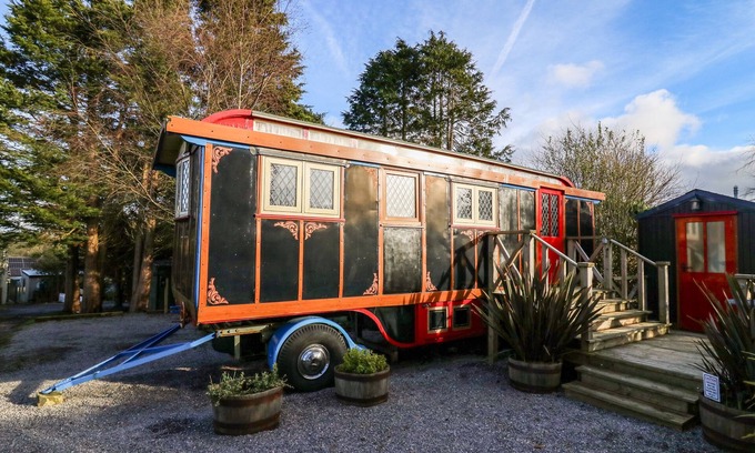 Tan-y-groes Cabaña | DOLLY THE CIRCUS WAGON, pet friendly, with open fire in Brynhoffnant