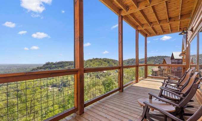 Gatlinburg - Pigeon Forge Complejo | Dolly Valley View is a gorgeous modern cabin with maximum entertainment