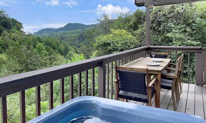 Sevierville Cabina | Mountain View! Dollywood 1 mi! Hot Tub, Fire Pit, King Suites, Arcade, Dogs OK!