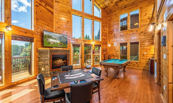 Pigeon Forge Cabina | Dollywood < 1Mile Theatre Game RM HotTub Pets PoolTable 2Balconies