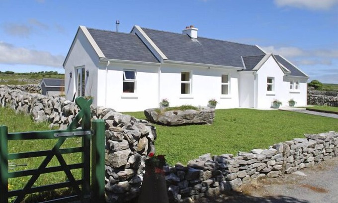 Caherconnell Cabaña | DOLMEN COTTAGE, pet friendly in Kilfenora, County Clare