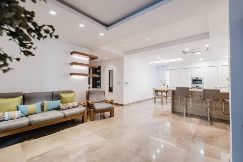 Qawra Apartamento | Dolmen Court Qawra Fl13 W Shared Pool! By Homely