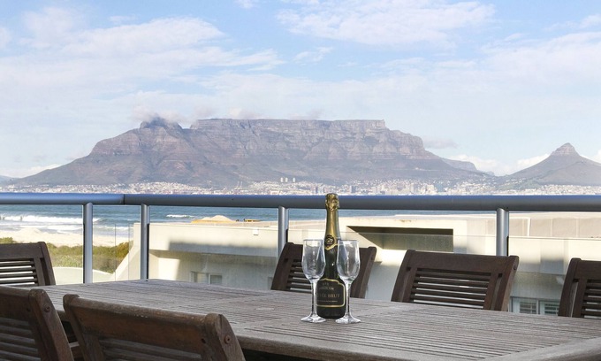 Milnerton Apartamento | Dolphin Beach C111 Self-Catering Beachfront APT with Inverter by HMH