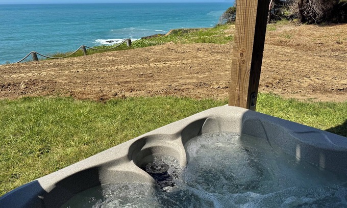 Ocean Shores Condominio | Dolphin by OceanviewHotTubs Tesla charging Oceanfront Shelter Cove