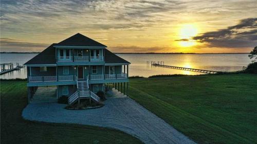 Gloucester Casa | Dolphin Lookout home
