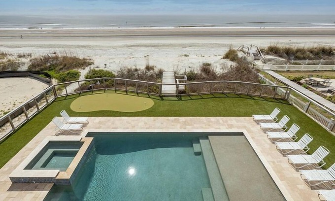 Isle of Palms Casa | Dolphin Manor en Isle of Palms ~ FRENTE AL MAR, PISCINA PRIVADA, TINA CALIENTE!
