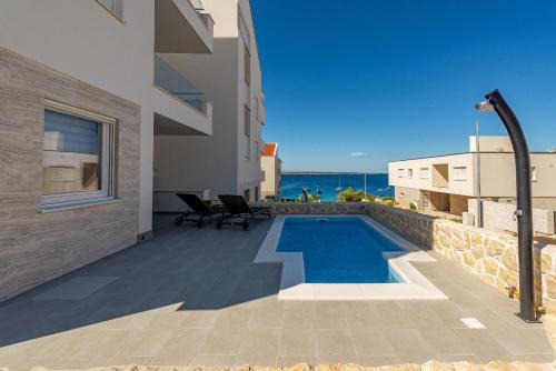 Kolan Apartamento | Dolphin view with a pool by the beach