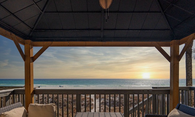 Panama City Beach Casa | Dolphin Waves Townhouse Unit 24 - PCB - 50 Yards to the beach! Pet Friendly