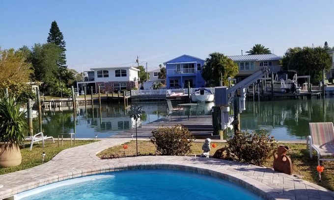 Madeira Beach Casa | ¡Delfines y manatíes en tu patio trasero!