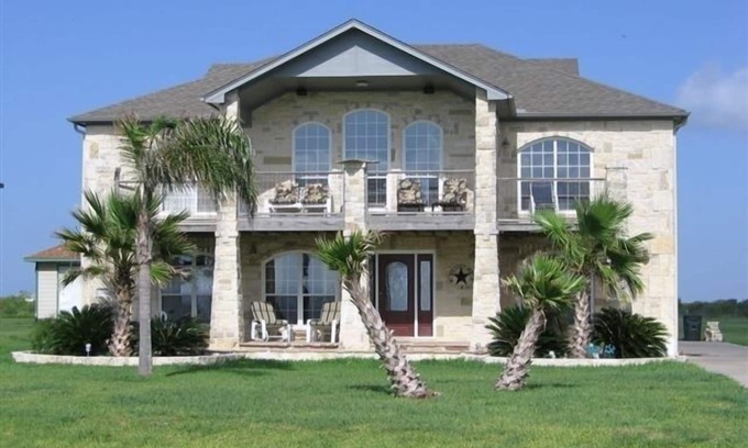 Port Lavaca Casa | Texas Court House - Dolphins, Fishing & Fun w / New LIGHTED PIER!