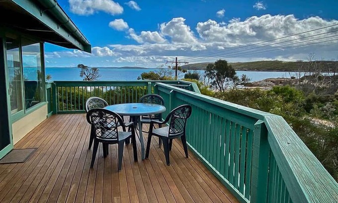 Lake Wangary Casa | Dolphinview es una casa de vacaciones de 2 pisos con magníficas vistas del agua.