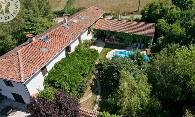 Essertines-en-Donzy Cabaña | Domaine de Campagne: Encanto Auténtico con Piscina y Spa
