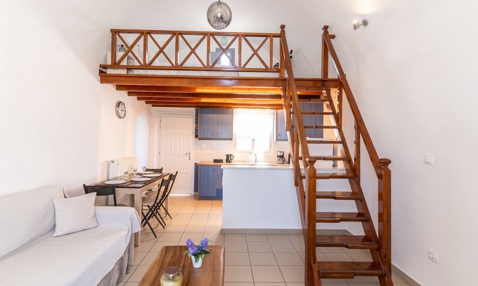 Santorini Apartamento | Cúpula con vistas al mar casa con altillo de madera.
