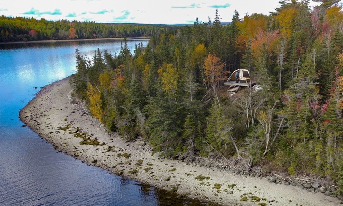 Walkerville Apartamento | Dome Yurte right by the sea & salmon river estuary, free WIFI, electricity, hottub, kayak *