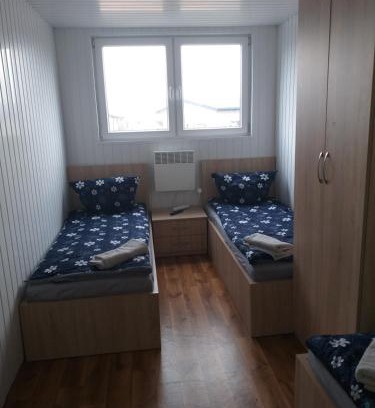 Grodzisk Mazowiecki Apartamento | Domek - 2 Sypialnie, Kuchnia, Łazienka - 6 Osobowy N6 - FreezerHause Izdebno- NoclegiGrodziskPL 792-535-535