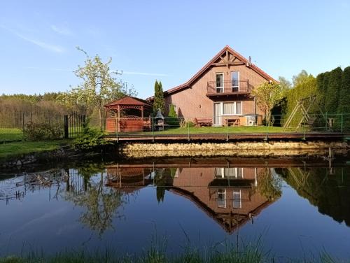 Podjazy Casa | Domek nad stawem z balią i sauną