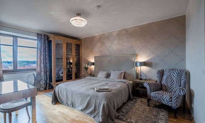 Old Town Apartamento | Domillion 2bdr old town apt w views, parking A127