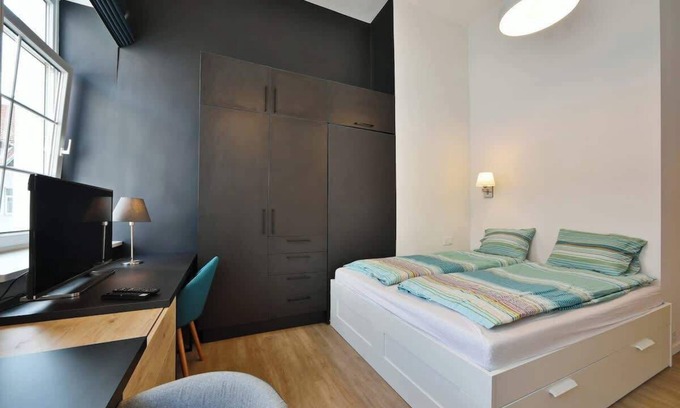 Old Town Apartamento | Domillion 3bdr 2bath New Apt w free parking V1020