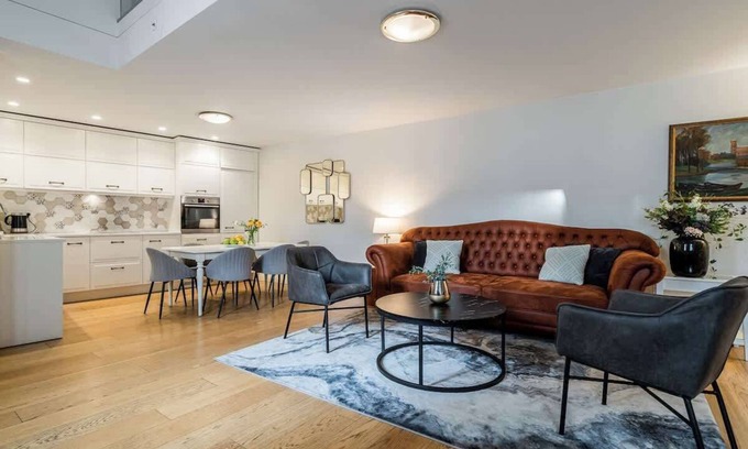 Old Town Apartamento | Domillion 3bdr Huge Town Hall Luxury Apt A/C D3948