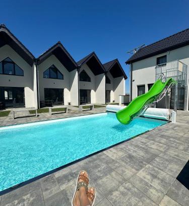 Trzesacz Casa | Domki Aurora klimatyzowane, z podgrzewanym basenem i zjeżdżalnią wodną