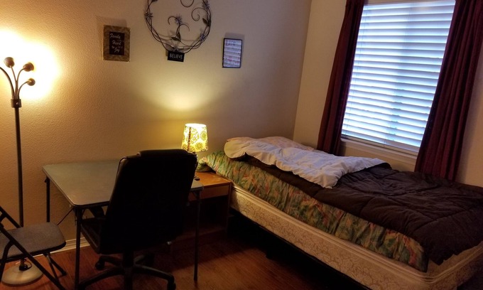 Lancaster Villa | Cozy 1-bedroom in a villa with WiFi, AC and heater in delightful Lancaster