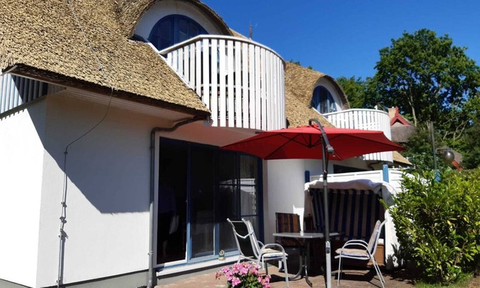 Wieck auf dem Darss Apartamento | Don't rush me - modern ground floor apartment with south-facing terrace & beach chair in Wieck a. Darß