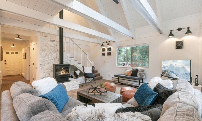 Truckee Casa | Donner Gem by Tahoe Getaways - Beautifully Updated, Hot Tub, Pet Friendly