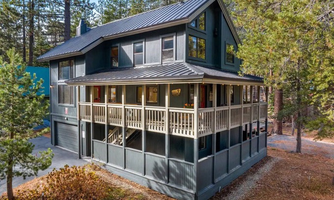 Donner Lake Woods Casa | Recientemente renovado, espacioso, a una cuadra de la playa de West End.