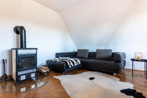 Schleußig Apartamento | Doppelhaus- Villa Leipzig Schleußig , moderner Altbau Apartment Dachetage mit 2 Schlafzimmern und separatem Zusatzzimmer , Parkplatz - Balkon - Kamin - Eicheparkett - Arbeitsplatz