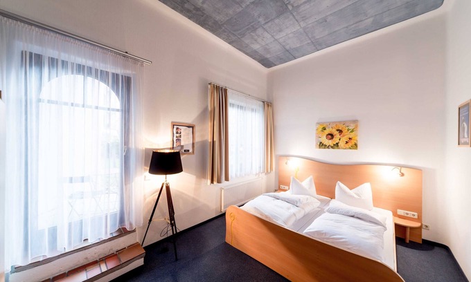 Magdeburg Casa | Doppelzimmer Basic mit Terrasse - Arthotel Magdeburg Gmbh