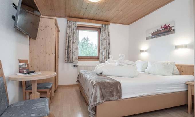 Scheffau am Wilden Kaiser Cama Y Desayuno | Double room 7, shower, WC, from 4 nights half board - Berggasthof Bärnstatt