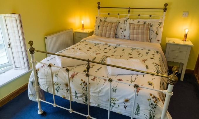 Priors Marston Apartamento | Double bed, ensuite, lounge, Sofa, TV, Kitchen: "The Sunshine Annex"