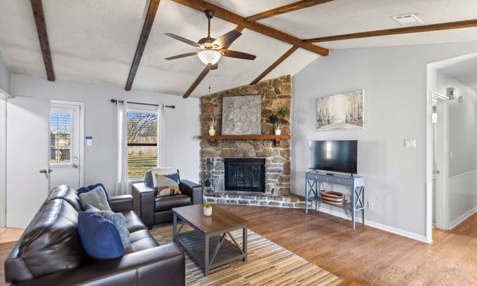 Sherwood Casa | Double Diamond Rentals - Cozy Home for Travelers