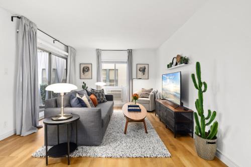 Alamitos Beach Apartamento | Double King Suite with Patio Dining and Parking NRP21-00386